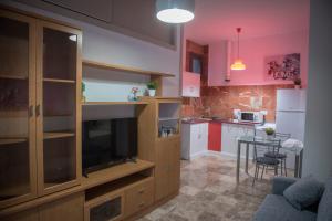 Kuchyňa alebo kuchynka v ubytovaní Apartamentos Luxury Puente de Triana