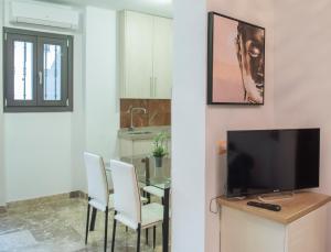 Televízia a/alebo spoločenská miestnosť v ubytovaní Apartamentos Luxury Puente de Triana