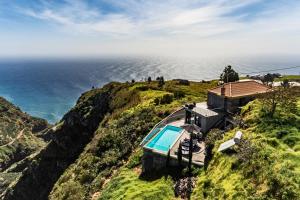 eine Luftansicht eines Hauses auf einer Klippe neben dem Meer in der Unterkunft Villa Clementina | Cliffs&Ocean | Heated Pool in Prazeres