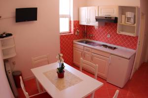 Kuchyň nebo kuchyňský kout v ubytování Apartmani Šurlin