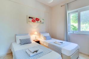 - une chambre avec 2 lits et une fenêtre dans l'établissement Oceana Suites, à Georgioúpoli