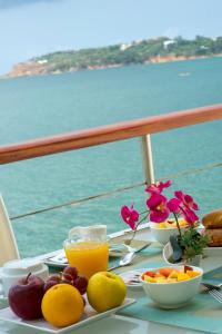 stół ze śniadaniem obejmującym owoce i sok pomarańczowy w obiekcie Hotel Lagon 2 w mieście Dakar
