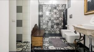 łazienka z prysznicem, toaletą i umywalką w obiekcie Navona Hi-Tech Apartment w Rzymie +18 zdjęć
