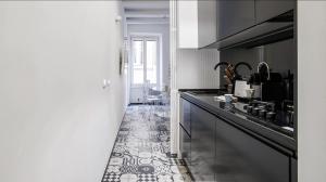 kuchnia z czarnym blatem i podłogą wyłożoną kafelkami w obiekcie Navona Hi-Tech Apartment w Rzymie