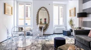 salon ze szklanym stołem i lustrem w obiekcie Navona Hi-Tech Apartment w Rzymie