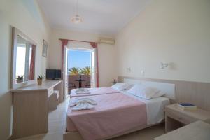 Postel nebo postele na pokoji v ubytování Alkyon Beach Hotel