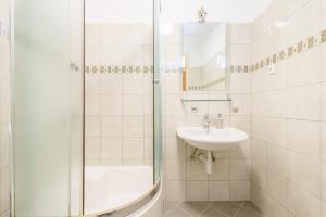 A bathroom at Apartment Tasina