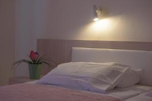 Postel nebo postele na pokoji v ubytování Alkyon Beach Hotel