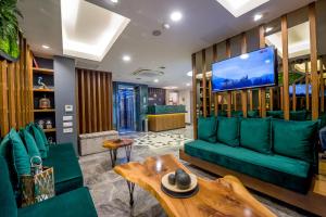 A television and/or entertainment centre at Bizim Hotel
