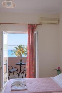 Postel nebo postele na pokoji v ubytování Alkyon Beach Hotel