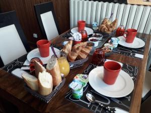 una mesa con tres bandejas de pan y bollería en Terre de Brenne, en Azay-le-Ferron