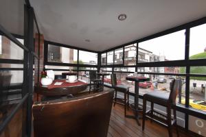 a restaurant with a view of a street at Centro 19 Hotel in Querétaro