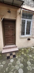 巴统Apartment Gorgasali_57的房屋前门,带窗户