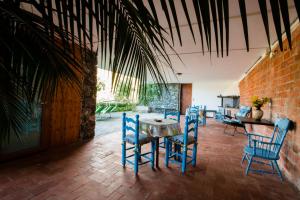 une salle à manger avec des chaises bleues et une table dans l'établissement VILLA MIMOSA Splendida Vista Mare, à Bonassola