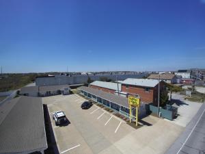an overhead view of a parking lot with a building at Driftin Sands Motel in Kill Devil Hills