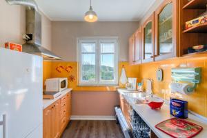 eine Küche mit einer Spüle und einem Kühlschrank in der Unterkunft Apartments-Anna in Banjole