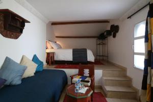 1 dormitorio con 1 cama, 1 cama y una escalera en Riad Celia en Marrakech