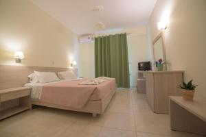 Postel nebo postele na pokoji v ubytování Alkyon Beach Hotel