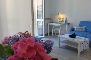A seating area at BLURAPALLO