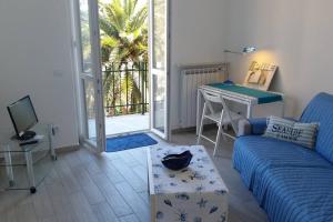 A seating area at BLURAPALLO