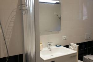 A bathroom at BLURAPALLO