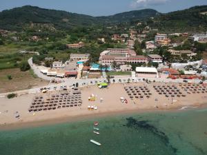 uma vista aérea de uma praia com um grupo de guarda-sóis em Alkyon Beach Hotel em Agios Georgios Pagon