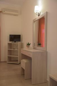 TV a/nebo společenská místnost v ubytování Alkyon Beach Hotel