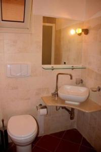 ノート・マリーナにあるVilla Adrianaの白いトイレと洗面台のあるバスルーム +25枚の写真