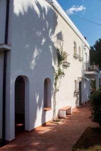 ノート・マリーナにあるVilla Adrianaの建物脇木影