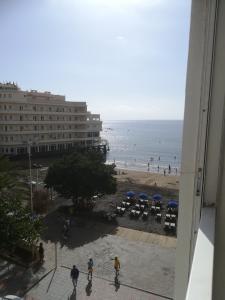 uma vista para a praia a partir de um edifício em Large beachfront apartment Medano em El Médano