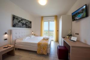 A bed or beds in a room at Il Giardino Sul Mare