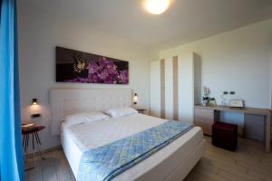 A bed or beds in a room at Il Giardino Sul Mare