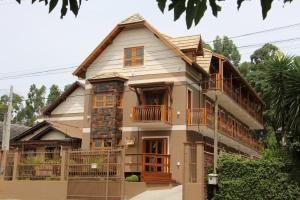 a large house with a gambrel roof at Pousada Monte Bello Canela in Canela