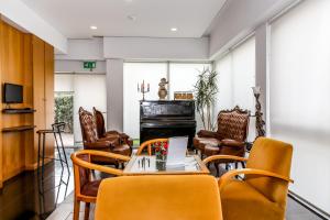 A seating area at Hotel Columbano