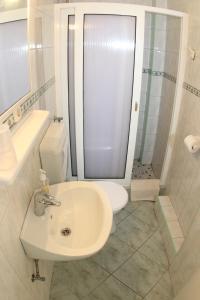 Koupelna v ubytování Apartmani Šurlin + 37 fotografií