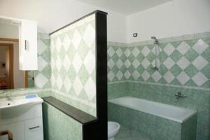ポッツァッロにあるB&B Alloggi Buonaseraのバスルーム(バスタブ、トイレ、シンク付)