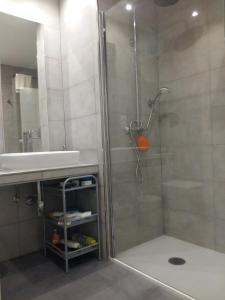 een badkamer met een douche en een wastafel bij Castillo de Santa Clara 05 in Torremolinos