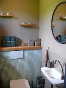クロイツタールにあるJのバスルーム(洗面台、トイレ、鏡付)