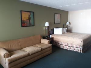 Ein Bett oder Betten in einem Zimmer der Unterkunft Angel Inn Near IMAX, a Travelodge by Wyndham