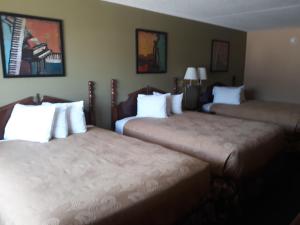 Ein Bett oder Betten in einem Zimmer der Unterkunft Angel Inn Near IMAX, a Travelodge by Wyndham