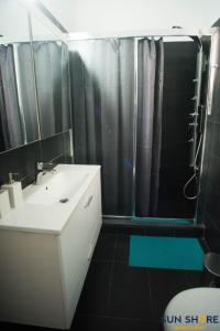 W łazience znajduje się umywalka oraz prysznic z prysznicem. w obiekcie Explore Greece from Near the Sea Apartment w Chalkidzie