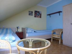 um quarto com uma cama, uma mesa e cadeiras em Pokoje Pod Lasem em Stepnica