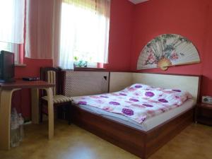 um quarto com uma cama, uma mesa e uma janela em Pokoje Pod Lasem em Stepnica