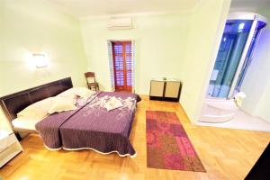 1 dormitorio con 1 cama y suelo de madera en Apartment Martina, en Zadar