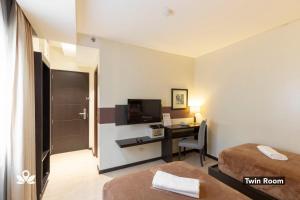 TV a/nebo společenská místnost v ubytování Lorenzzo Suites Hotel Makati