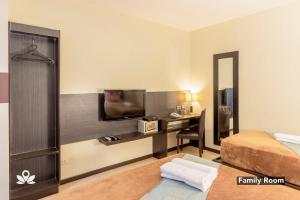 Postel nebo postele na pokoji v ubytování Lorenzzo Suites Hotel Makati