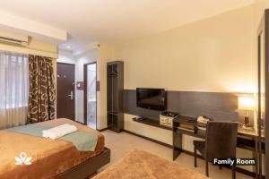 TV a/nebo společenská místnost v ubytování Lorenzzo Suites Hotel Makati