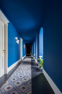 un corridoio con pareti blu e soffitto blu di Rinuccini Relais a Napoli