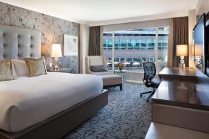 Postel nebo postele na pokoji v ubytování Fairmont Waterfront + 37 fotografií