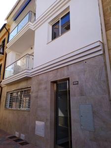budynek z drzwiami na boku w obiekcie APTO EDU 3MIN DE LA PLAYA w mieście Fuengirola